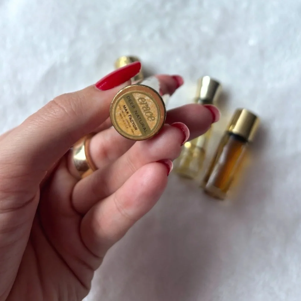 ✨ LOT OF ANTIQUE LIPSTICK & ANTIQUE PERFUME HOLLYWOOD REGENCY VANITY GOLD VANITY - Picture 4 of 6